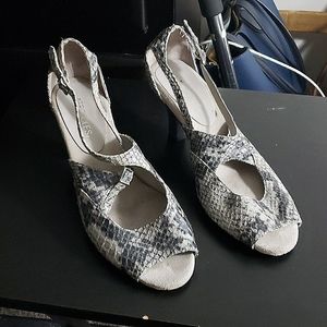 Python Aerosoles size 9 charcoal gray heel gray in color
